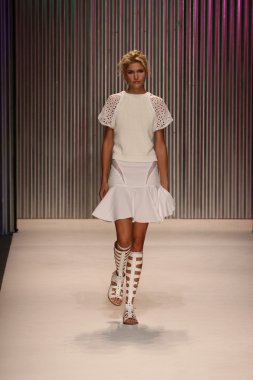 model yürür tracy reese pist