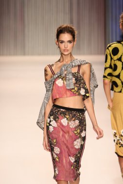 model yürür tracy reese pist