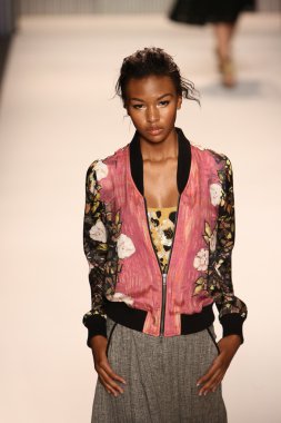 model yürür tracy reese pist