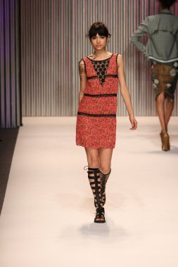 model yürür tracy reese pist