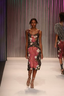 model yürür tracy reese pist