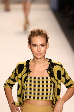 model yürür tracy reese pist