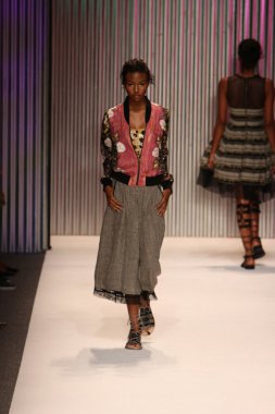 model yürür tracy reese pist