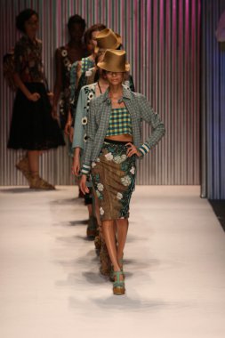 model yürür tracy reese pist