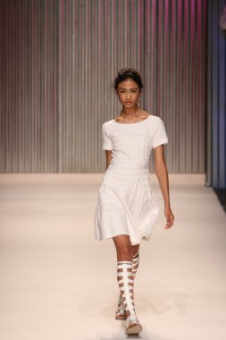model yürür tracy reese pist