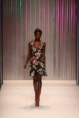 model yürür tracy reese pist