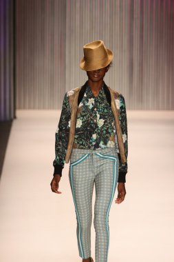 model yürür tracy reese pist