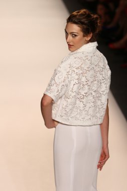 model yürür tracy reese pist