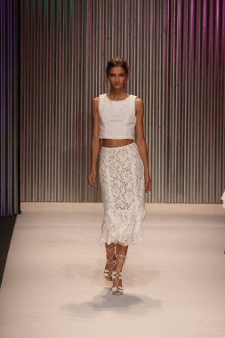 model yürür tracy reese pist