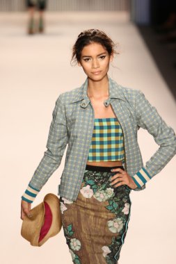 model yürür tracy reese pist