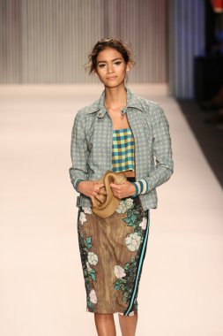 model yürür tracy reese pist