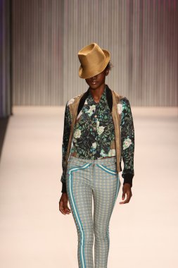 model yürür tracy reese pist