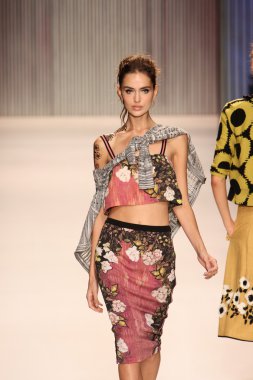 model yürür tracy reese pist