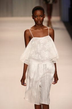 model yürür tracy reese pist