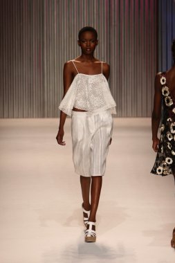 model yürür tracy reese pist