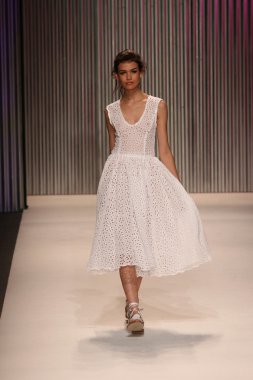 model yürür tracy reese pist