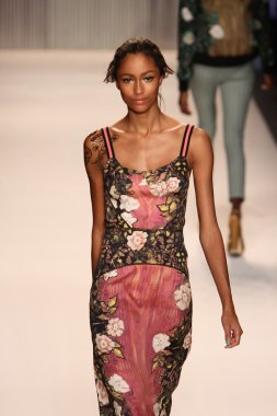 model yürür tracy reese pist