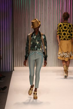 model yürür tracy reese pist