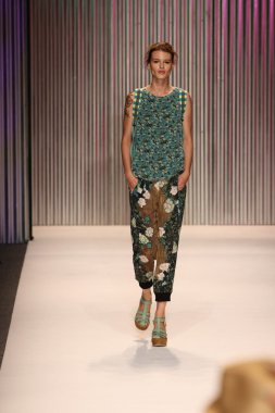 model yürür tracy reese pist