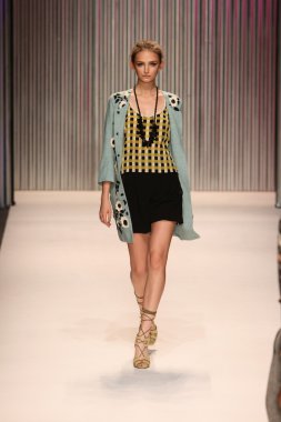 model yürür tracy reese pist