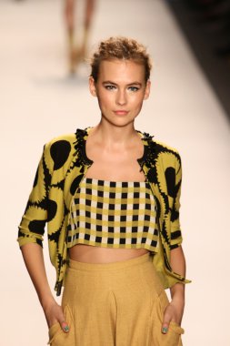 model yürür tracy reese pist