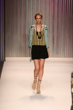 model yürür tracy reese pist