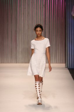 model yürür tracy reese pist