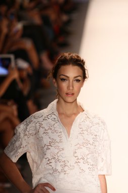 model yürür tracy reese pist