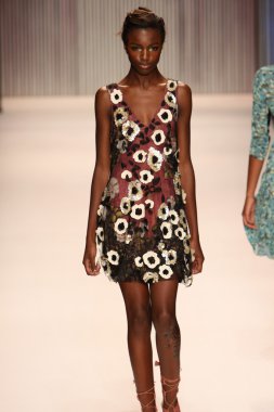 model yürür tracy reese pist