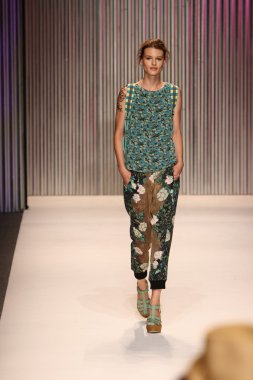 model yürür tracy reese pist