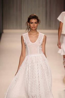 model yürür tracy reese pist