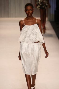 model yürür tracy reese pist