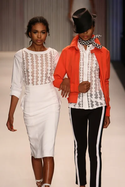 Models walk the Tracy Reese runway — Stock Photo, Image