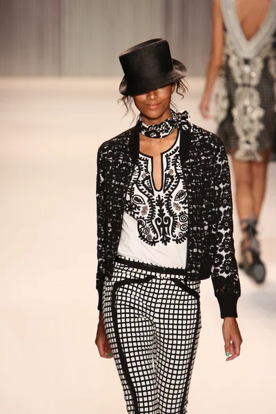 model yürür tracy reese pist