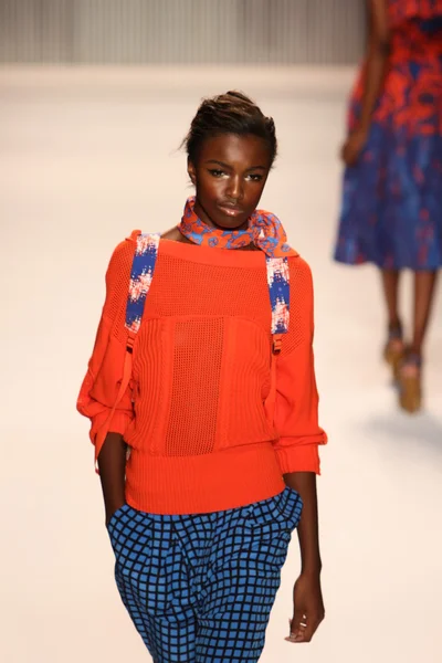 Model walks the Tracy Reese runway — Stock Photo, Image