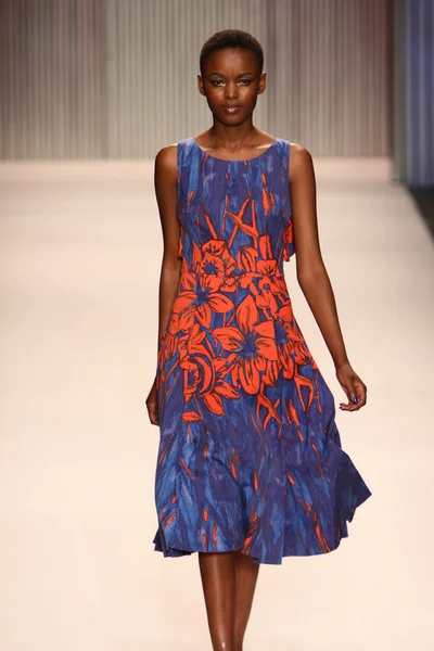 Model walks the Tracy Reese runway — Stock Photo, Image