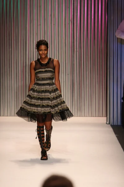 Model walks the Tracy Reese runway — Stock Photo, Image