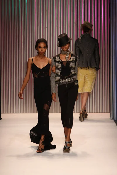 Models walk the Tracy Reese runway — Stock Photo, Image