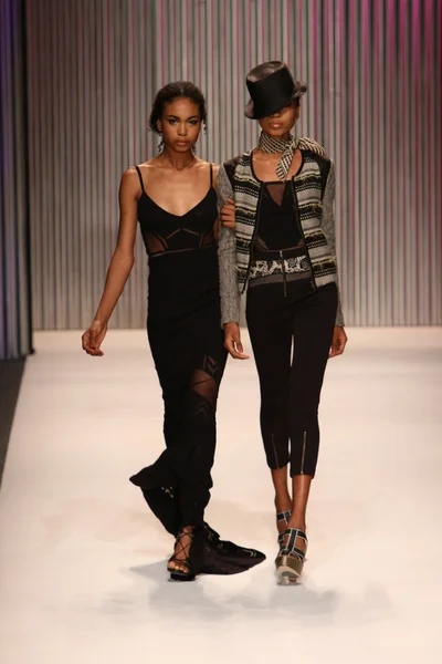 Models walk the Tracy Reese runway — Stock Photo, Image