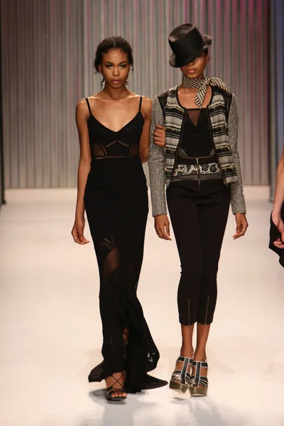 Models walk the Tracy Reese runway — Stock Photo, Image