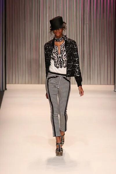 model yürür tracy reese pist