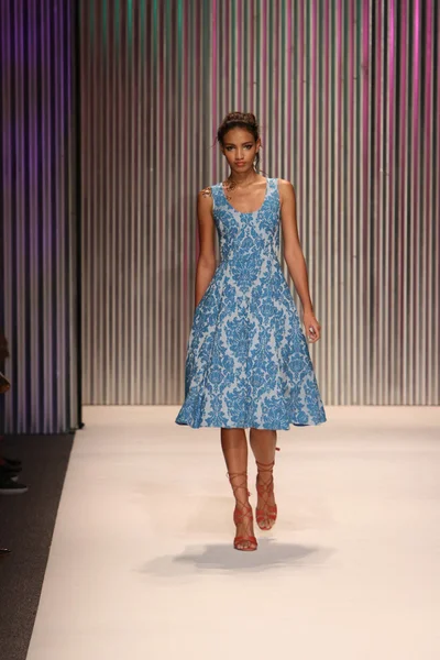 Model walks the Tracy Reese runway — Stock Photo, Image