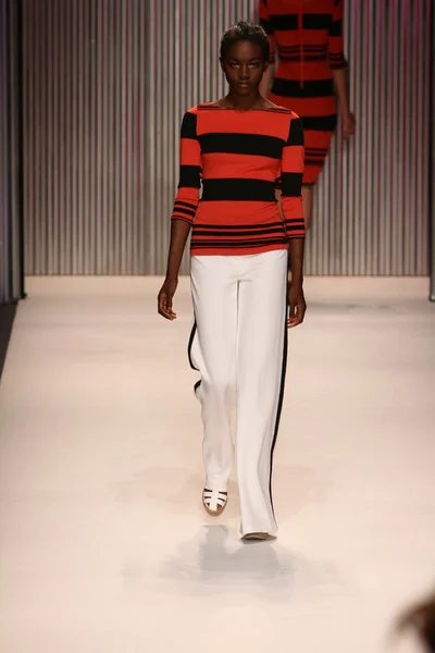 Model walks the Tracy Reese runway — Stock Photo, Image