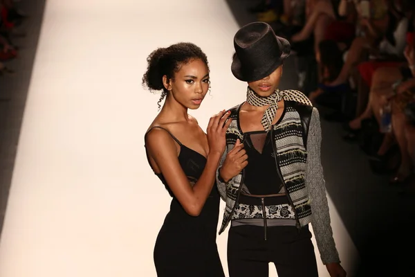 Models walk the Tracy Reese runway — Stock Photo, Image