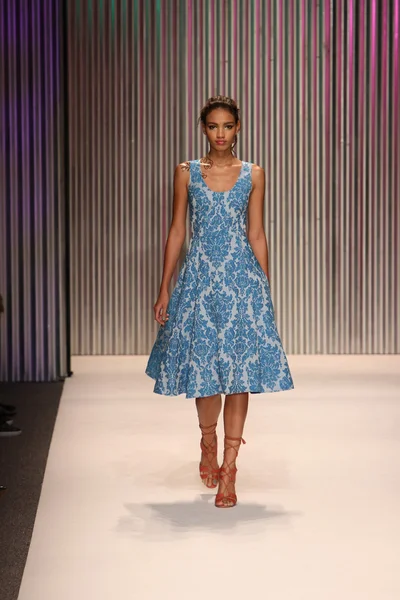 model yürür tracy reese pist