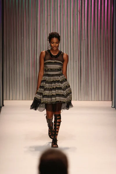 Model walks the Tracy Reese runway — Stock Photo, Image