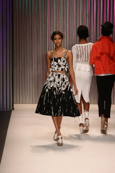 model yürür tracy reese pist