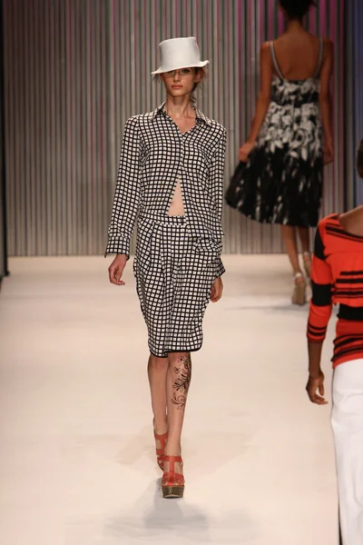 model yürür tracy reese pist