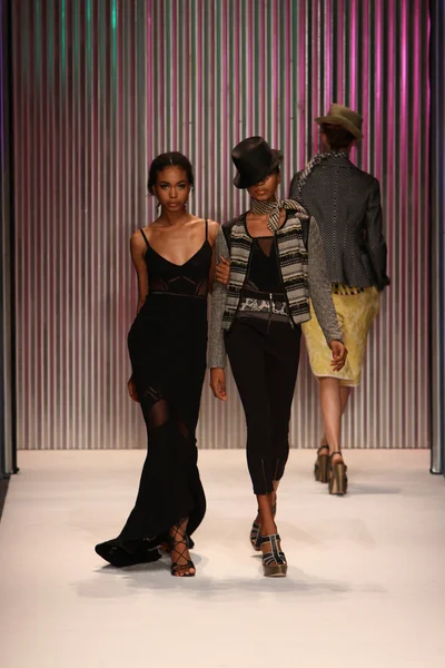 Models walk the Tracy Reese runway — Stock Photo, Image