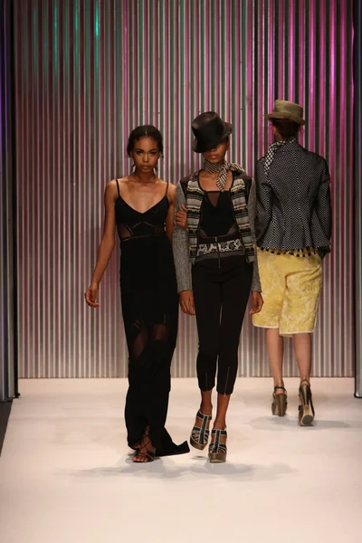 Models walk the Tracy Reese runway — Stock Photo, Image